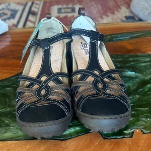 JBU Women's Black and Tan Strappy Sandals